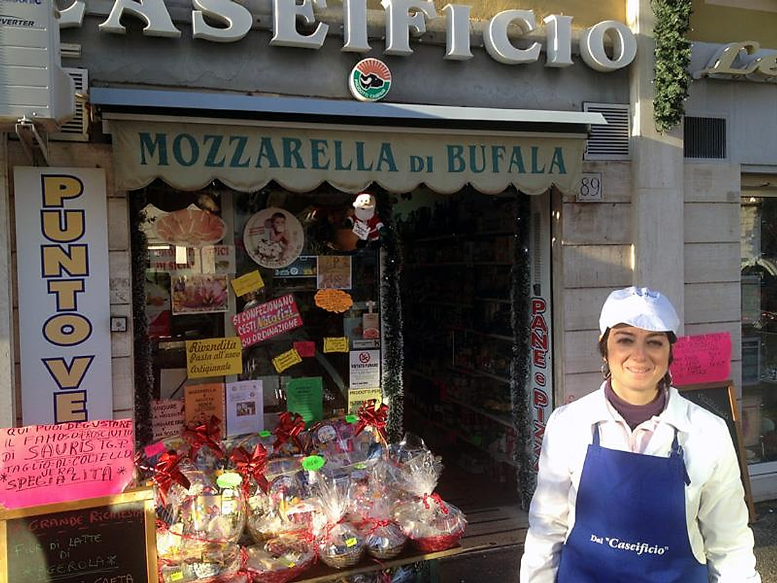 La titolare davanti all'ingresso