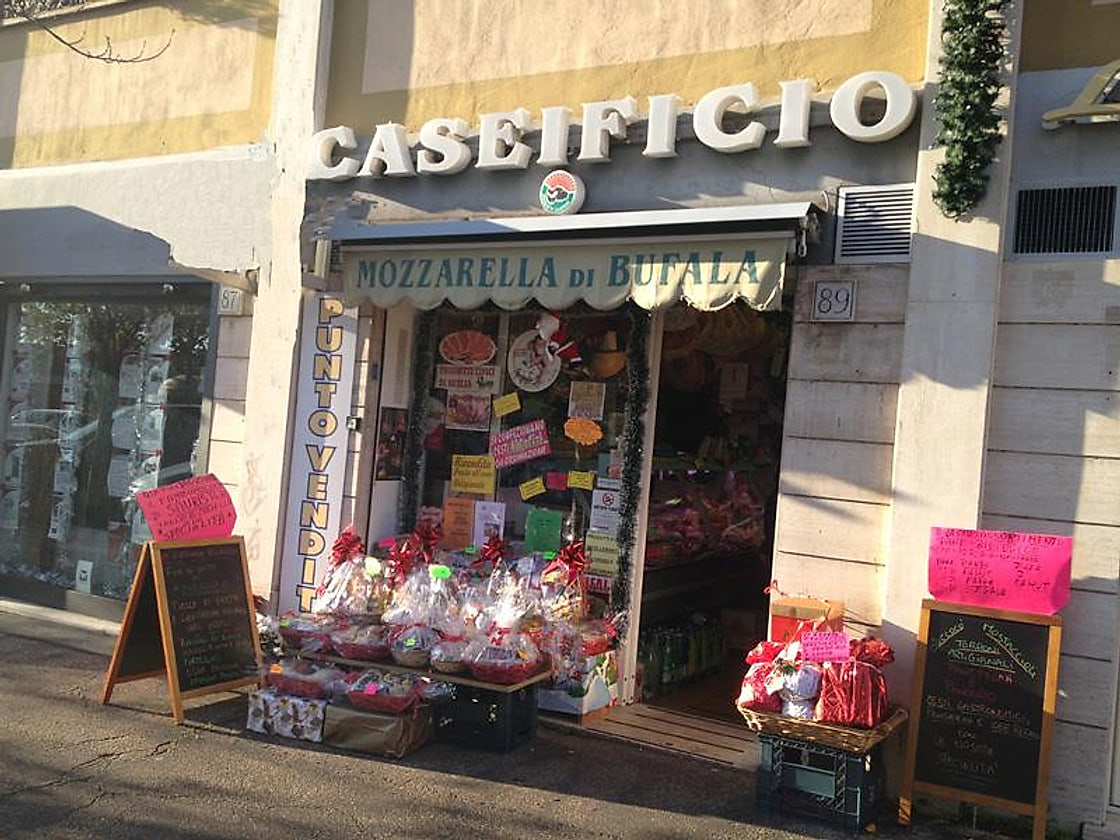 La facciata del negozio da fuori