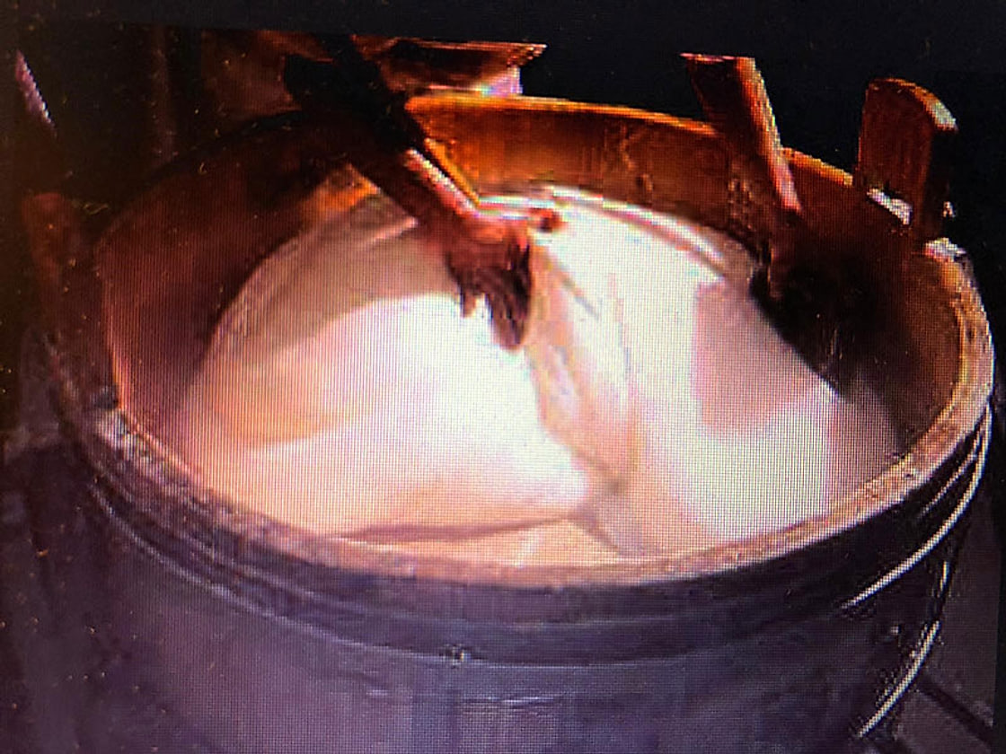 La lavorazione della mozzarella nella caldaia
