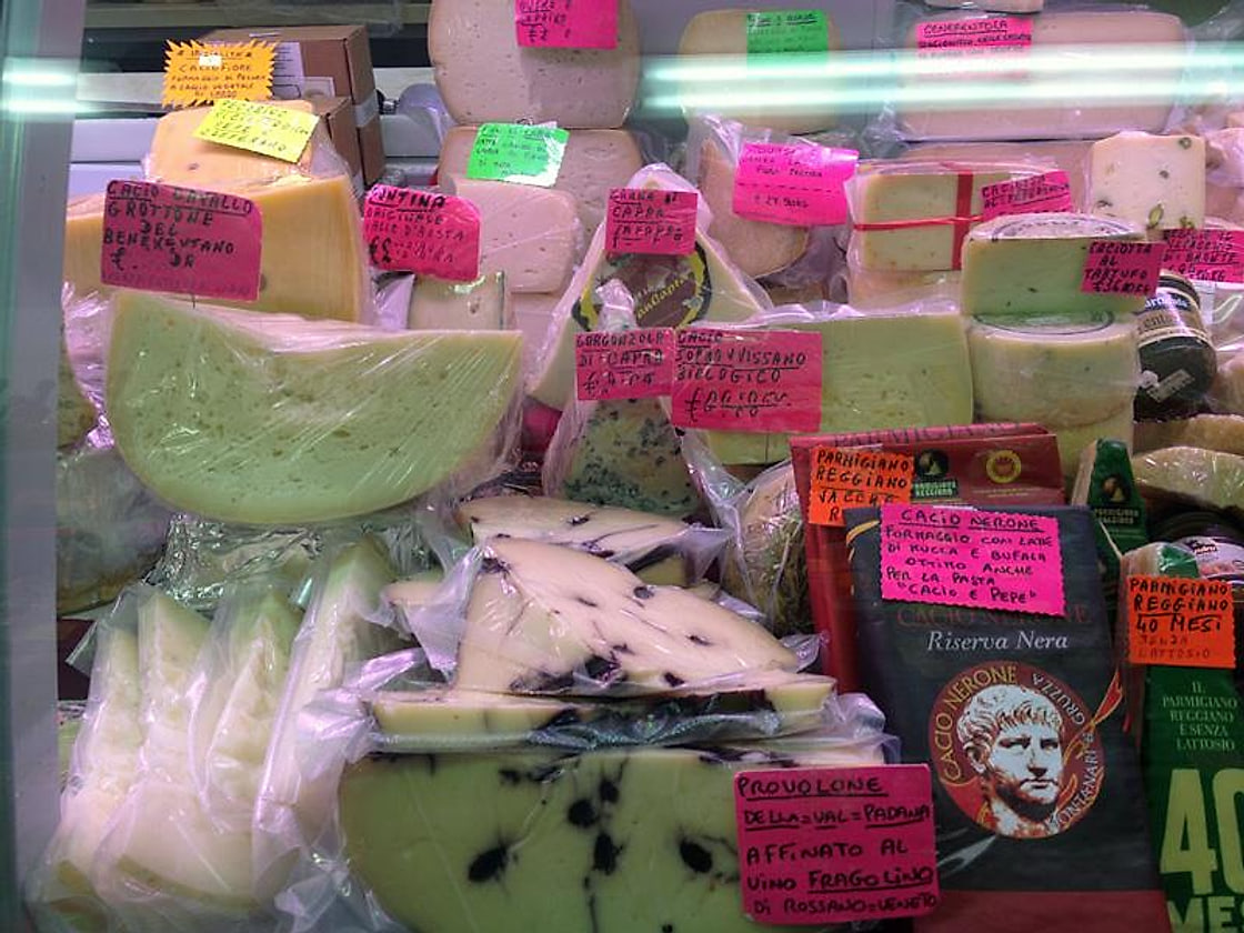 Vetrina dei formaggi freschi