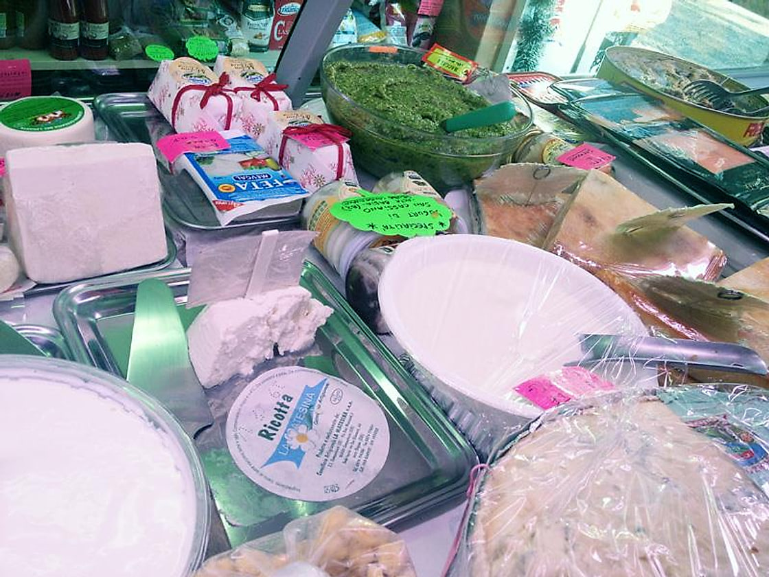 Il banco dei formaggi e dei latticini