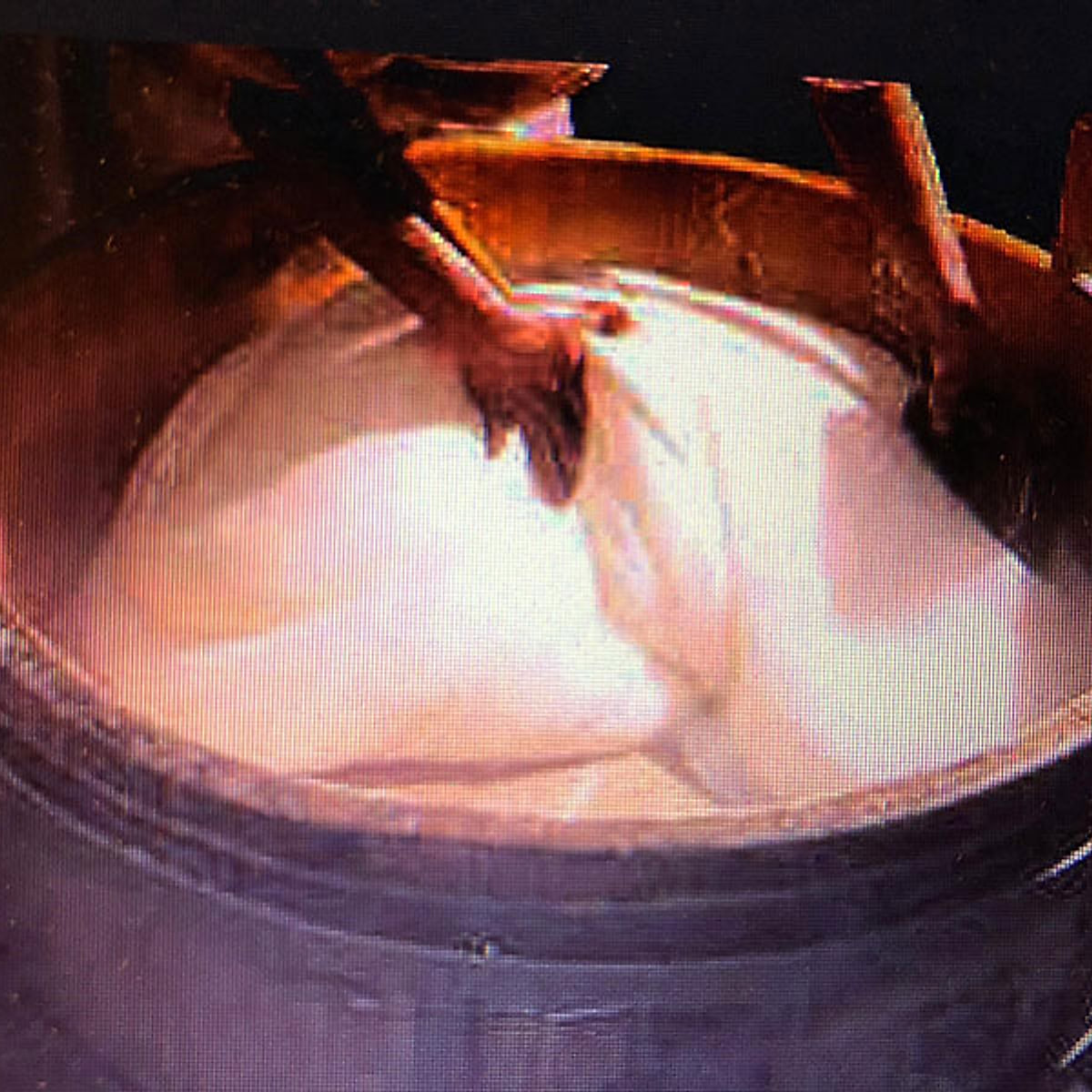 La caldaia dove si lavora la mozzarella