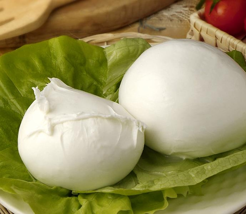 Burrata su una foglia di lattuga