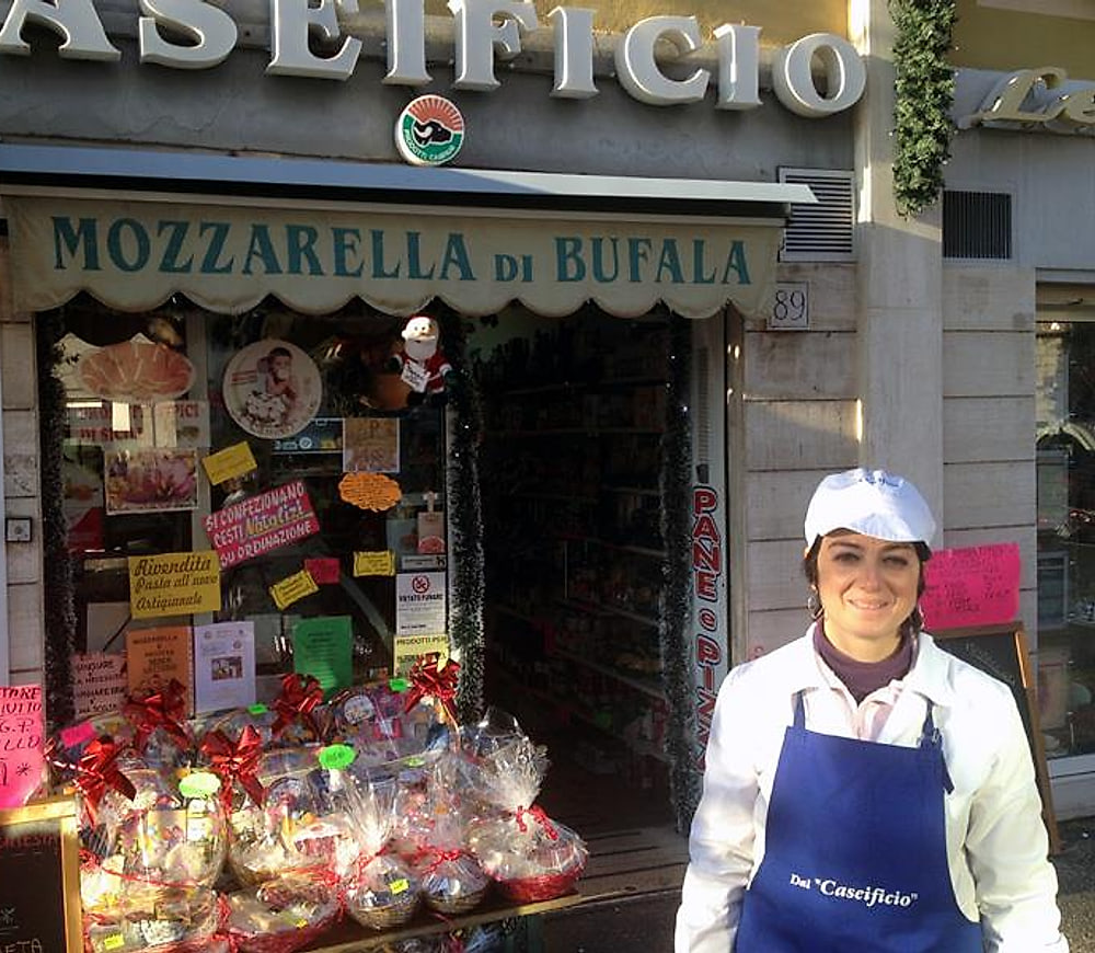 La titolare davanti all'ingresso del negozio