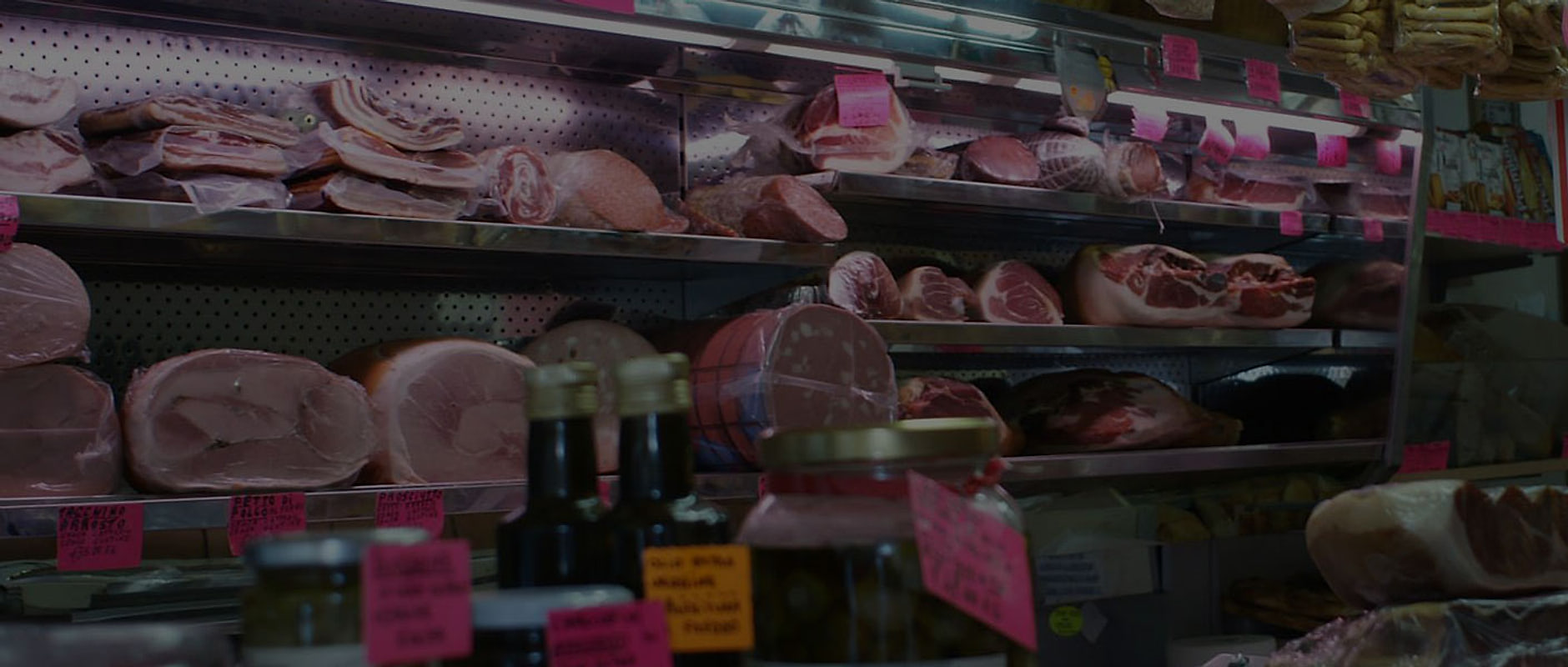Il banco dei salumi visto per intero