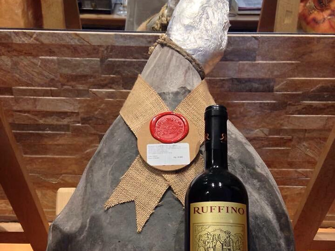 Bottiglia di vino su una forma di formaggio