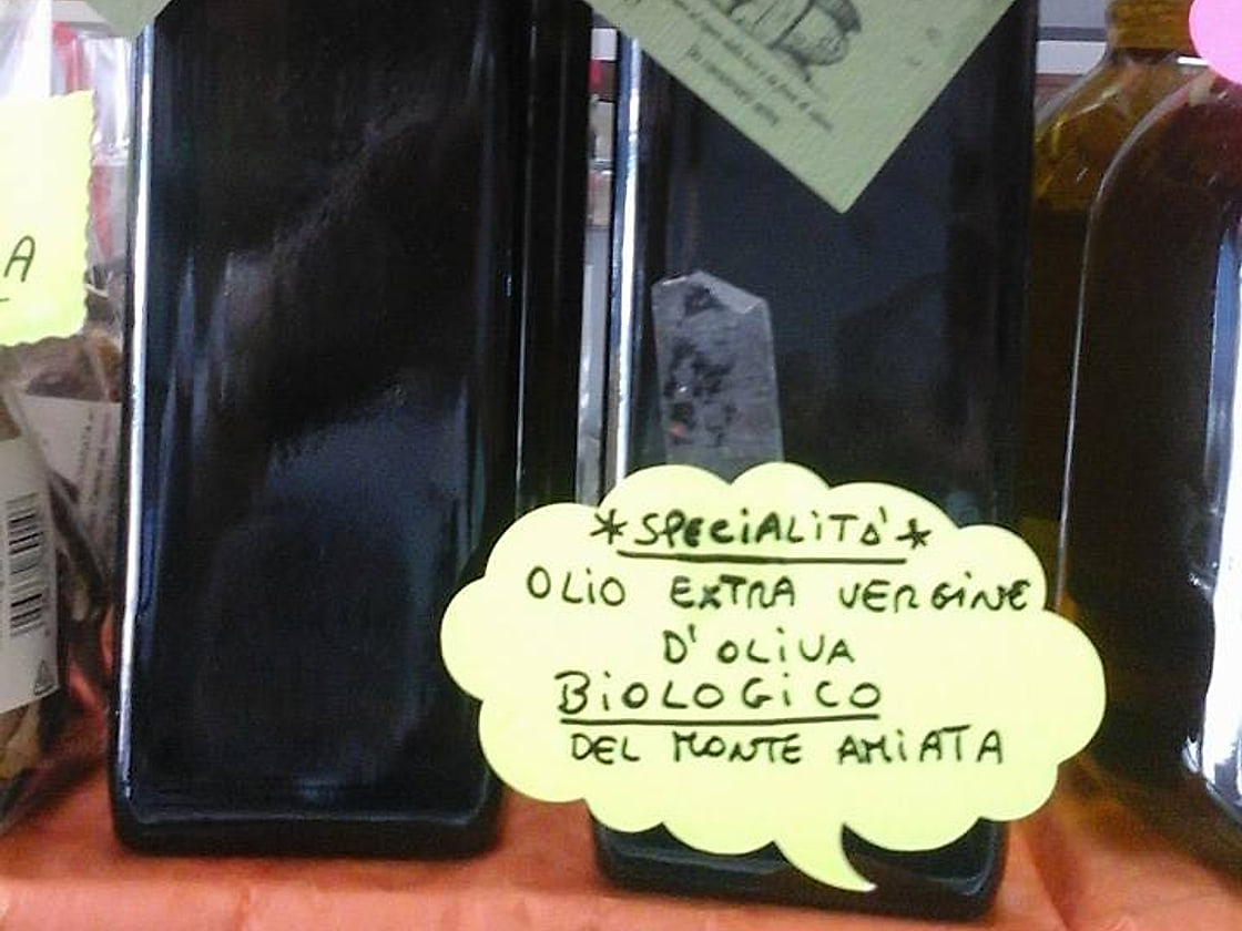 Oli extravergini con le etichette scritte a mano