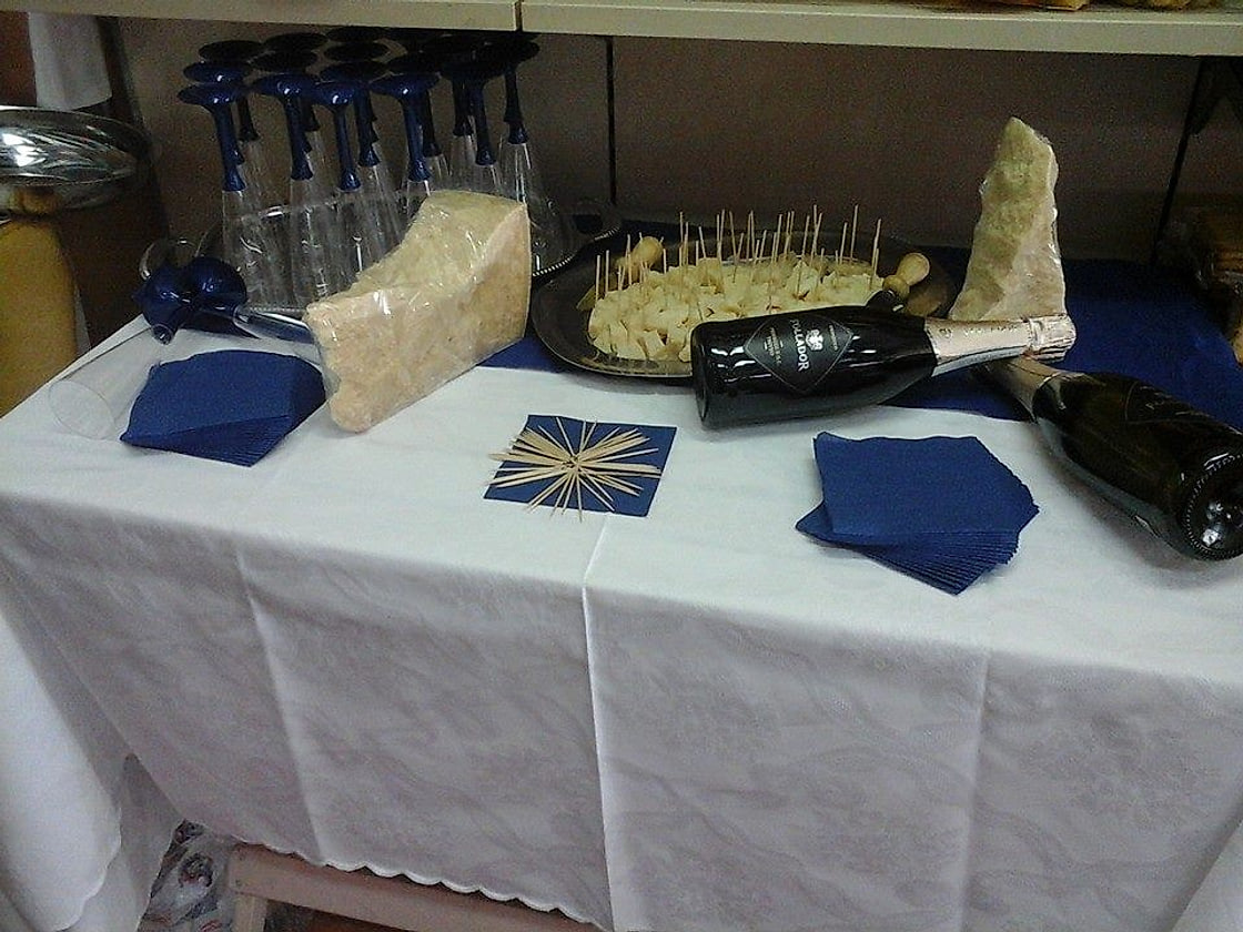 Tavola apparecchiata con formaggio e vino
