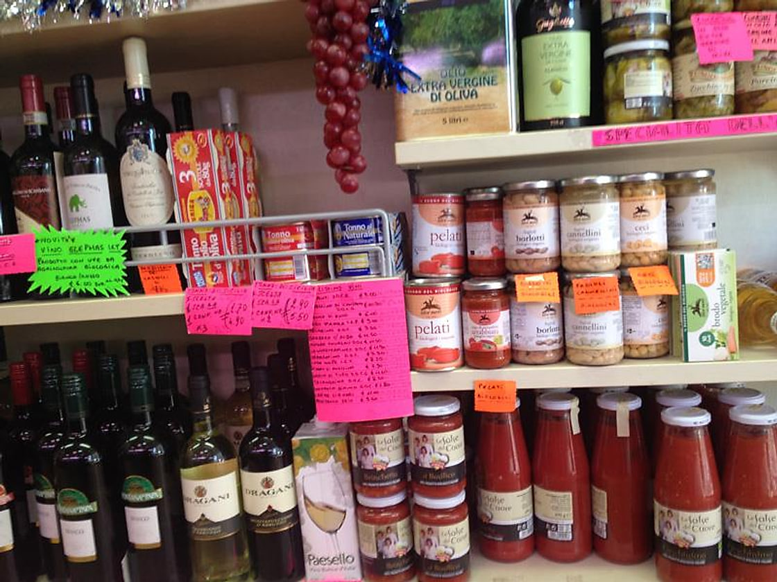 Scaffale di vini e conserve