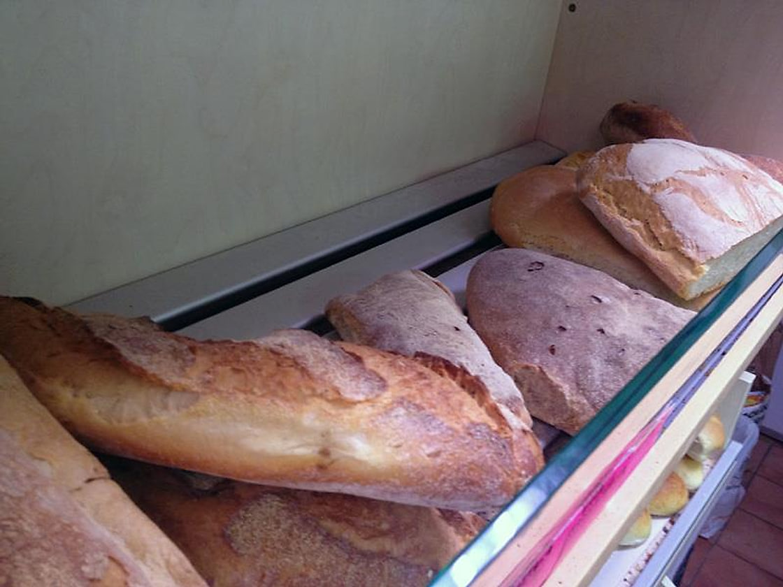 Filoni di pane sul banco