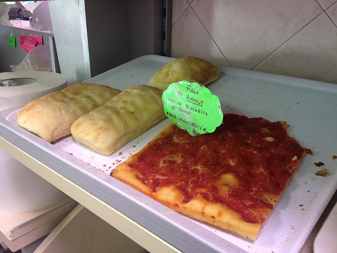 Pizza rossa e pane in teglia