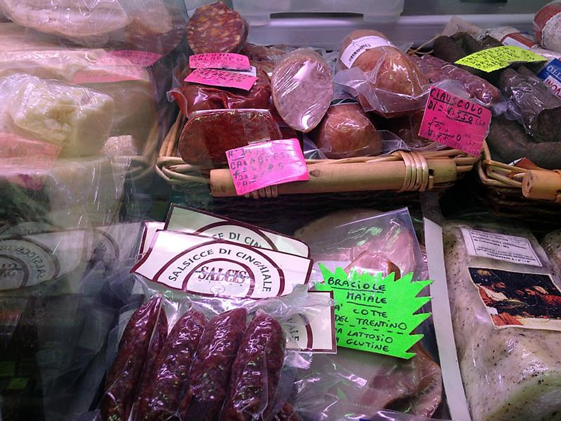 Salumi e paste fresche in vetrina