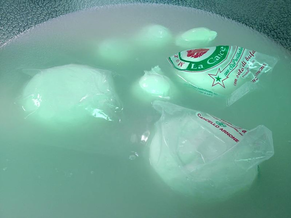 Mozzarelle in acqua nel banco frigo