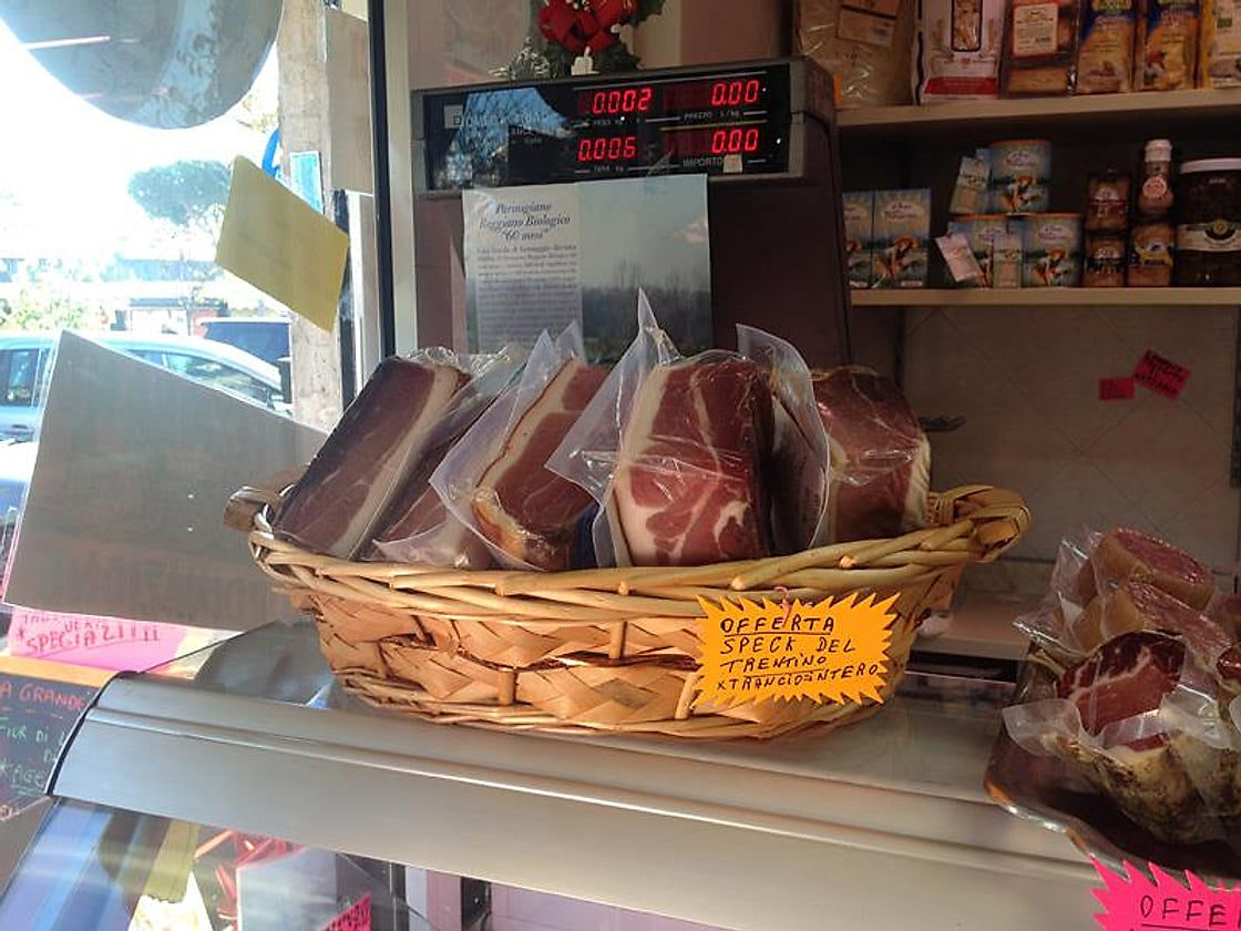 Cestino di pane e salumi al banco