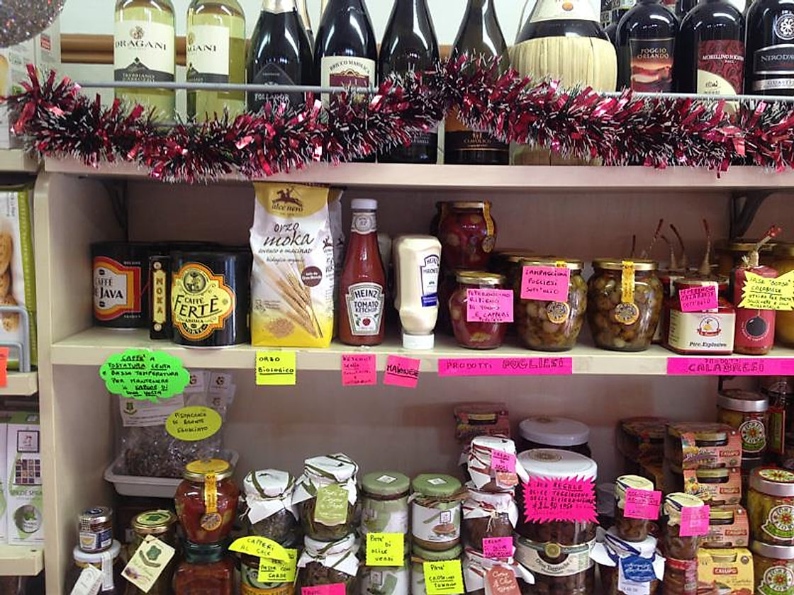 Scaffale di conserve, sughi e sott'oli