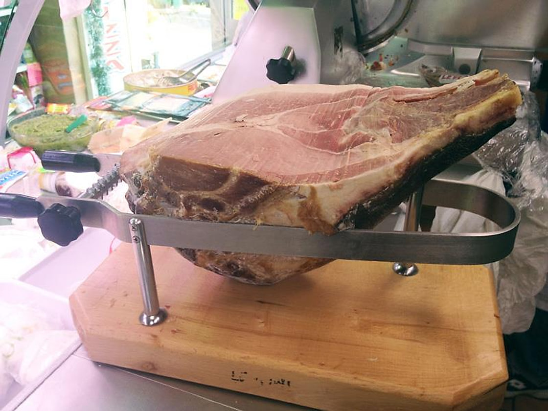 Prosciutto sulla morsa da taglio