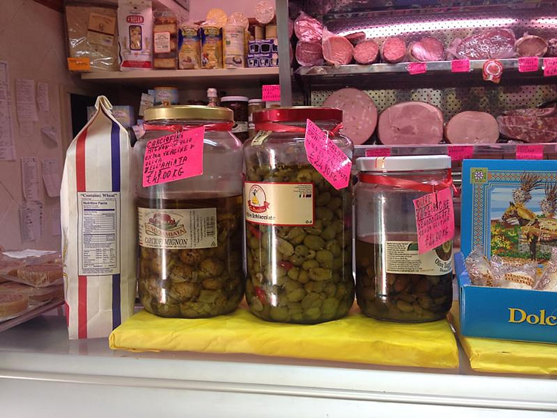 Salumi e insaccati esposti in vetrina