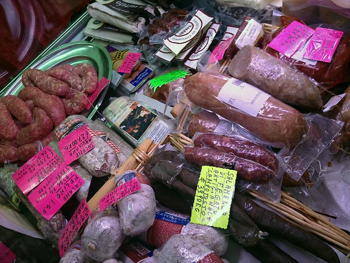 Salumi e insaccati in vetrina