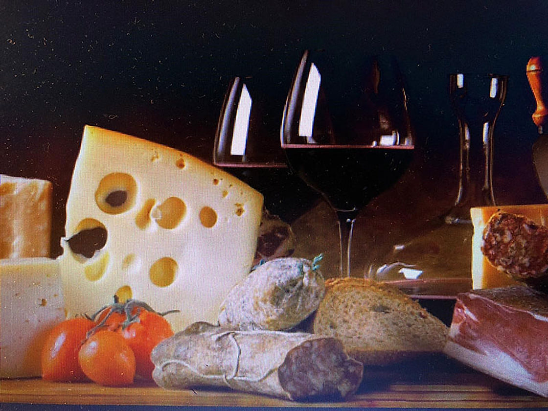 Tagliere di formaggi e salumi con il vino